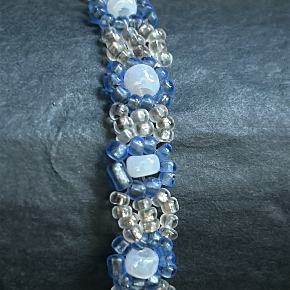 Women’s vintage handmade white/blue dainty beaded flower‎ bracelet one size - Picture 2 of 6